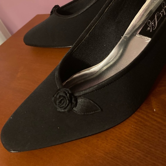 Night Life Black Fabric Pumps with Satiny Roses Size 7.5 (Excellent Used) - Picture 3 of 7